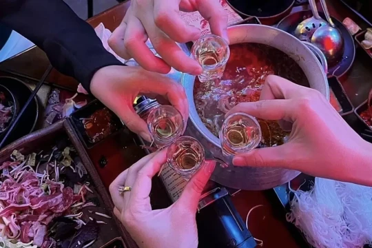 Uống rượu trắng dễ say hơn rượu màu?