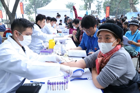 Hơn 1.000 người già được khám sức khỏe miễn phí cận Tết