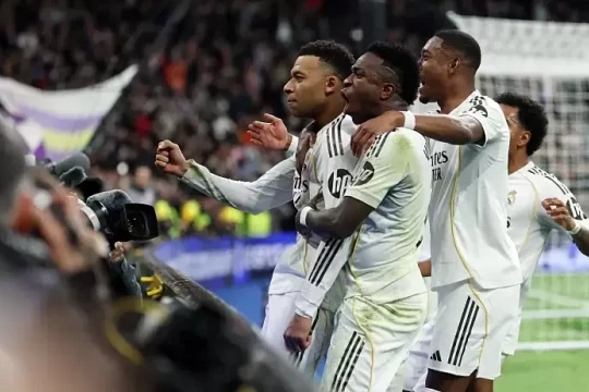 Real thắng nhờ hơn người và quả phạt đền phút 90+10 ở La Liga