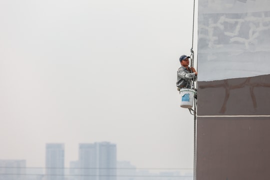 'Người nhện' đu dây trên cao ốc kiếm 800.000 đồng mỗi ngày dịp Tết