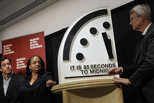 Đồng hồ tận thế thể hiện điều gì?