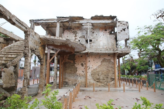 Chống cột thép giữ chứng tích gần thành cổ Quảng Trị