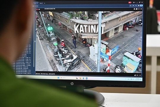 Đỗ xe máy trên vỉa hè vào quán mua hàng, có bị phạt nguội qua camera AI?