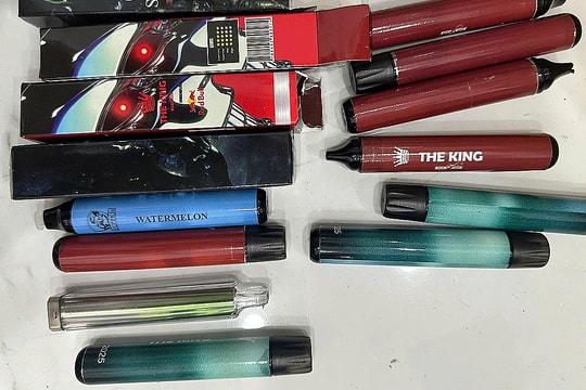 Đường dây bán thuốc lá điện tử tẩm ma tuý cho sinh viên, đánh lừa 'không nghiện'