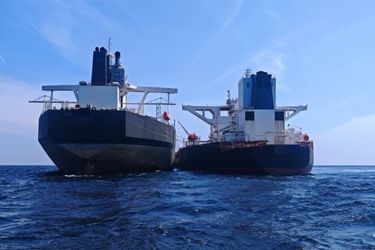 Malaysia bắt tàu nghi chuyển lậu gần 130 triệu USD dầu thô