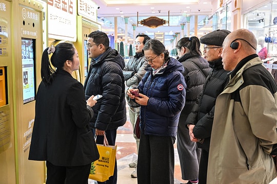 Người Thượng Hải xếp hàng bán vàng cho máy thu mua tự động