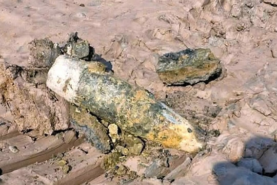 Phát hiện đạn pháo dài nửa mét khi cải tạo ao nuôi tôm