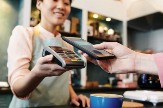 Vì sao nhiều người Việt thích quét mã QR dù 'thanh toán một chạm' nhanh hơn?