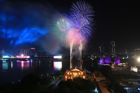 TP HCM bắn pháo hoa 17 điểm mừng Tết Bính Ngọ