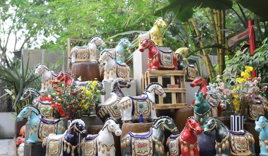 Lạ mắt linh vật ngựa gốm ở TPHCM hút khách dịp cận Tết