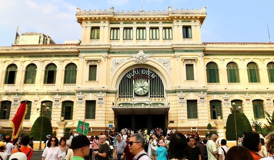 Cận Tết, du khách xếp hàng gửi thư tay đi khắp thế giới