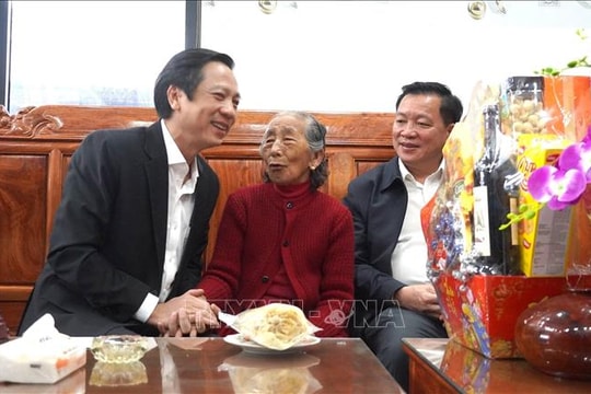 Thăm, tặng quà cho công nhân, gia đình chính sách dịp Tết Nguyên đán