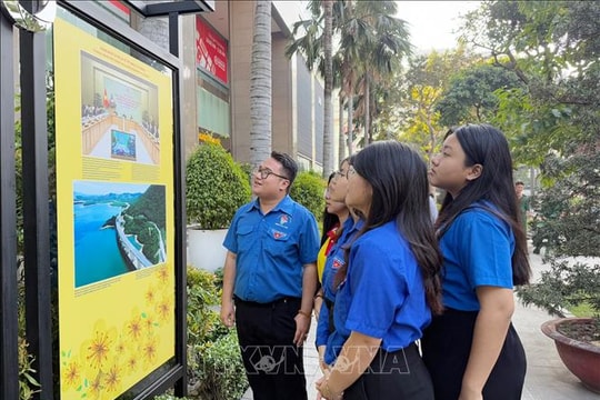 Triển lãm ảnh 'Dân tộc anh hùng, Đảng quang vinh, Bác Hồ vĩ đại'