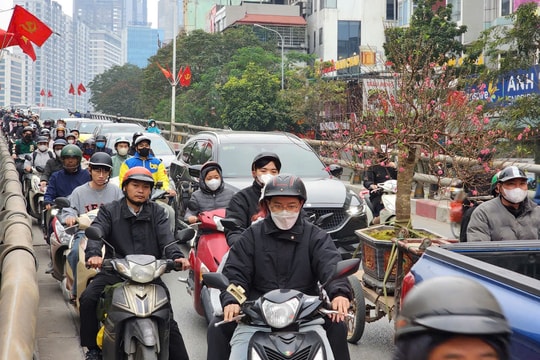 Hà Nội tắc ‘từ nhà ra phố’ những ngày giáp Tết Nguyên đán Bính Ngọ 2026
