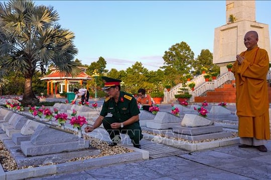 Tri ân các anh hùng liệt sĩ nhân kỷ niệm 96 năm Ngày thành lập Đảng