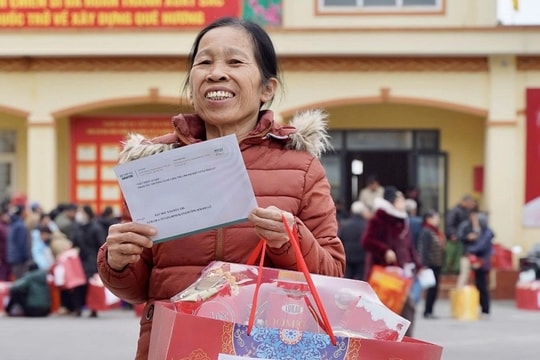 Báo Dân trí trao quà Tết Nhân ái tới 100 hộ khó khăn ở Thái Nguyên