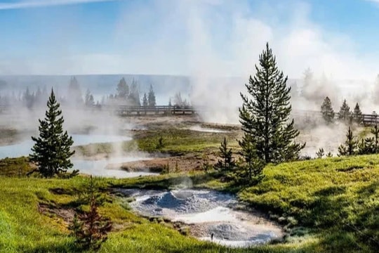 Du khách đổ tới vùng hẻo lánh ở Australia tìm suối nước nóng "ma" vì tin AI