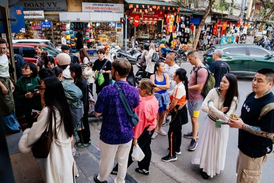 Khách xếp hàng mua matcha tại Hà Nội