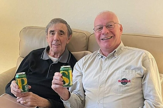 Vượt nửa vòng trái đất để uống bia với bạn thân lần cuối