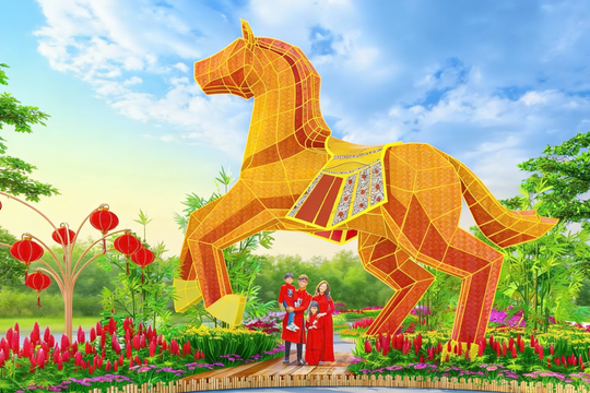 Tượng ngựa cao 7 m tại đường hoa Hà Nội