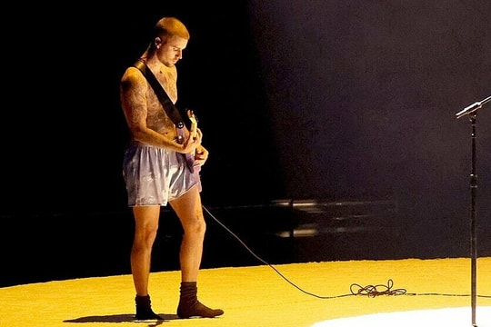 Justin Bieber cởi trần, mặc quần đùi diễn Grammy
