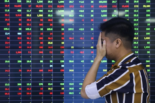 Chứng khoán trong nước bị bán tháo