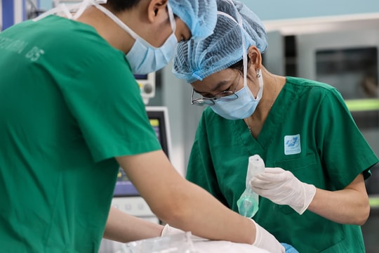 'Kẻ thù thầm lặng' khiến dân văn phòng đối mặt nguy cơ mổ cột sống sớm