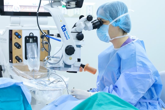 Mạt sắt bắn vào mắt gây đục thủy tinh thể