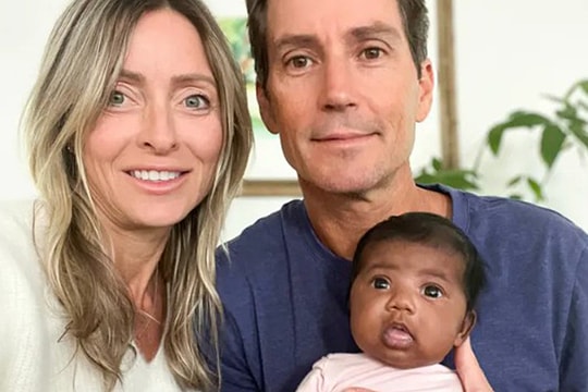 Vợ chồng da trắng sinh con da màu vì bị chuyển nhầm phôi