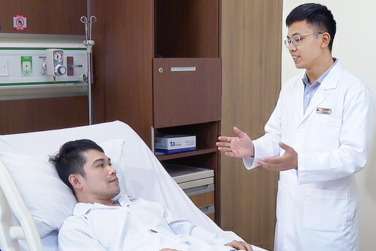 Mảnh kính vỡ cứa đứt cổ tay người đàn ông