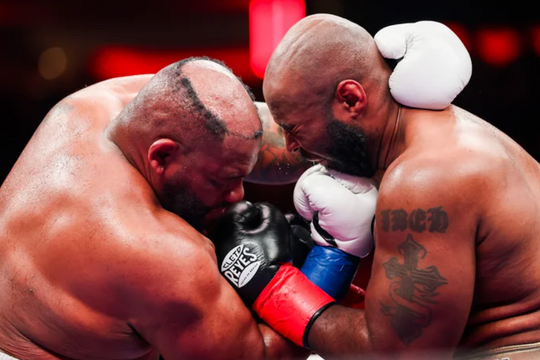 Võ sĩ quyền Anh bị đấm bung tóc giả