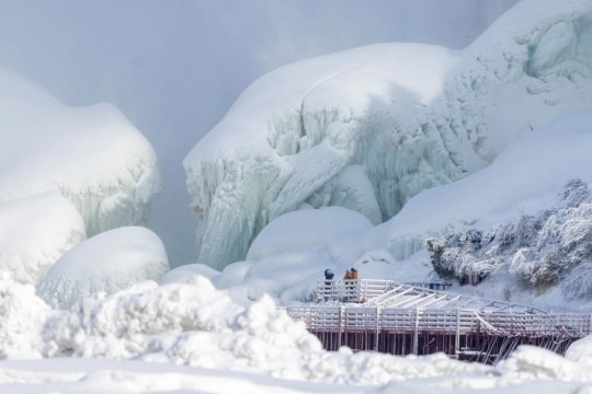Thác Niagara đóng băng vì bão mùa đông