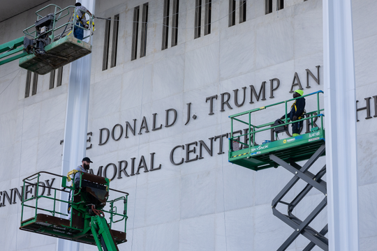 Ông Trump thông báo đóng cửa Trung tâm Kennedy trong hai năm