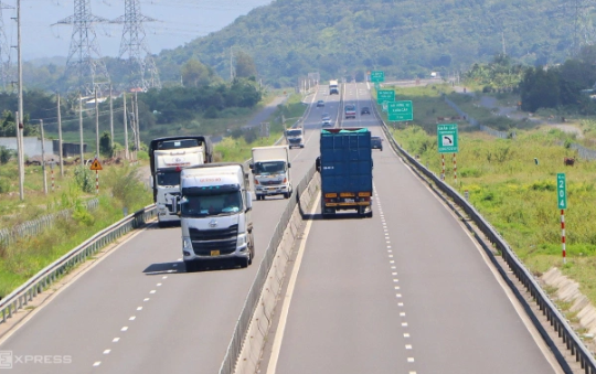 Lái ôtô điện về quê ăn Tết '10 phút mới đến được trụ sạc'