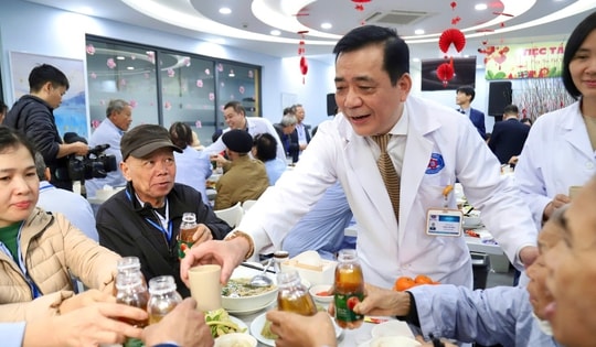 Ấm lòng bữa cơm tất niên tại Bệnh viện K: Trao yêu thương tới bệnh nhân ung thư