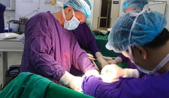 Người đàn ông bị thủng ruột vì một sai lầm gây nguy hiểm tính mạng