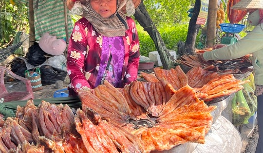 Nhộn nhịp sản xuất - kinh doanh đặc sản Tết