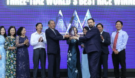 VIDEO: CEO The Rice Trader trực tiếp sang Việt Nam trao cúp cho "cha đẻ" gạo ST25