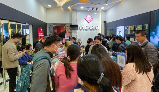 Bạc ở Việt Nam không khan hiếm, vì sao người dân phải xếp hàng mua bằng giấy hẹn?