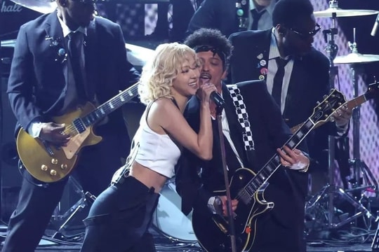 Rosé trắng tay ở Grammy