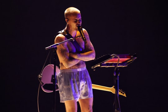 Justin Bieber cởi trần, mặc quần đùi biểu diễn ở Grammy