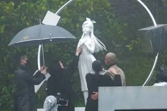 Mẹ Từ Hy Viên khóc ngất trước tượng con gái