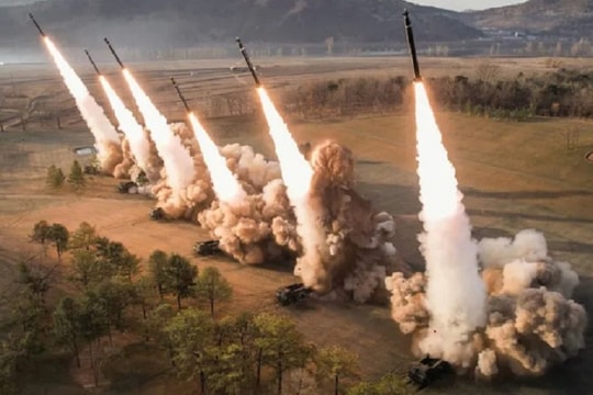 Triều Tiên phô diễn pháo phản lực siêu mạnh, bắn trúng mục tiêu hơn 350km