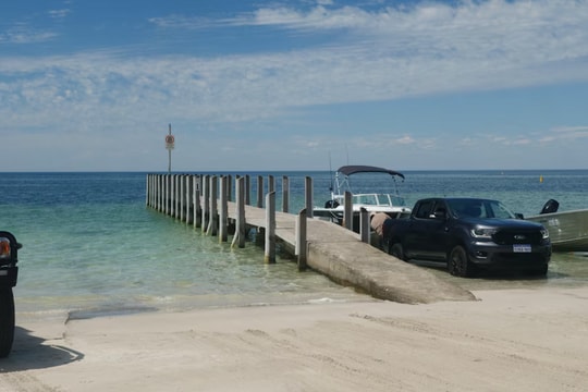 Cả nhà bị cuốn trôi, cậu bé 13 tuổi bơi 4 tiếng trong sóng dữ tìm người cứu