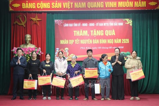 Thăm hỏi, tặng quà những người khó khăn dịp Tết