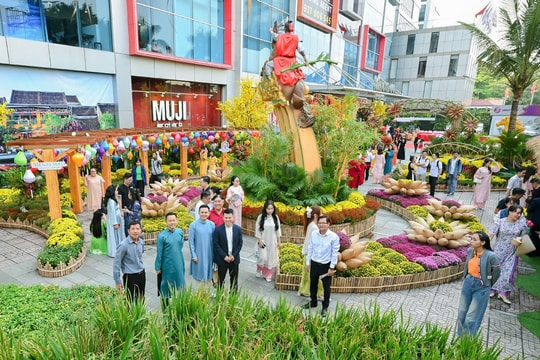 Người dân du Xuân sớm với không gian Tết tại TP Hồ Chí Minh