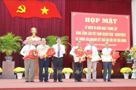 Trao tặng Huy hiệu đảng cho đảng viên cao niên tuổi đảng