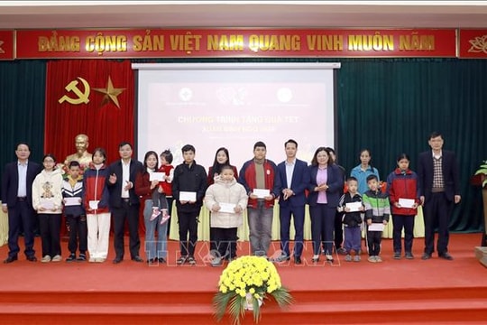 Trao quà, học bổng cho học sinh khuyết tật có hoàn cảnh khó khăn