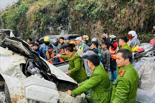 Cứu hộ thành công 3 nạn nhân bị mắc kẹt trong vụ ô tô lao xuống taluy âm