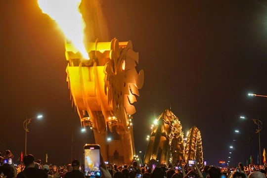 Cầu Rồng phun lửa nhiều đêm, cầu sông Hàn cũng quay nhịp trong Tết